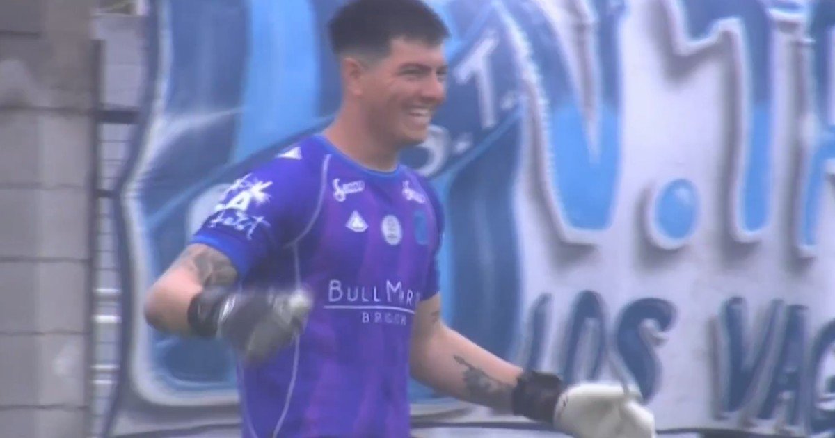 El gol del arquero de San Telmo ante Gimnasia de Jujuy: Joaquín Enrico sacó de volea y la clavó de arco a arco