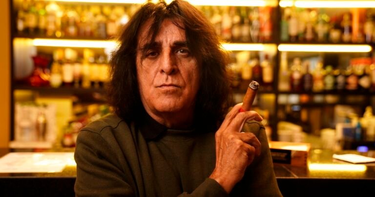 Las aventuras del pionero del post-punk inglés que vive en Argentina hace dos años y también es sacerdote y mago