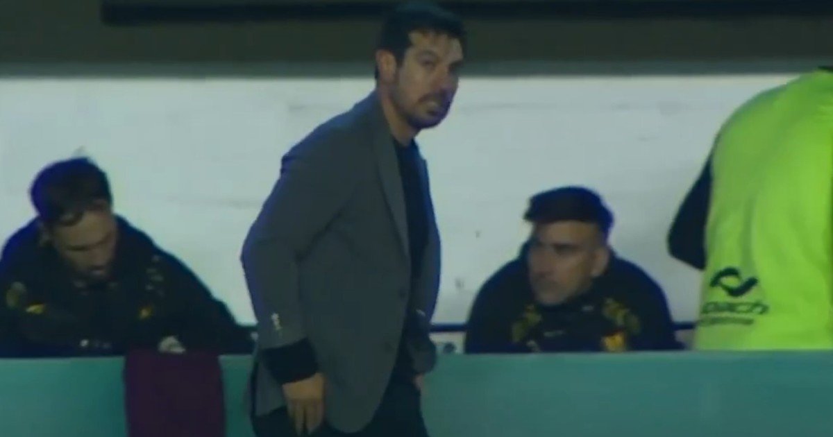 El Tano Gracián explotó contra un jugador de Deportivo Madryn que se fue expulsado: "¡Tenías amarilla! ¿Para qué vas a disputar una pelota allá?"