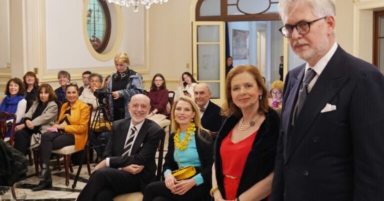 La escritora Alina Diaconú recibió un homenaje en la Embajada de Rumania a sus 80 años