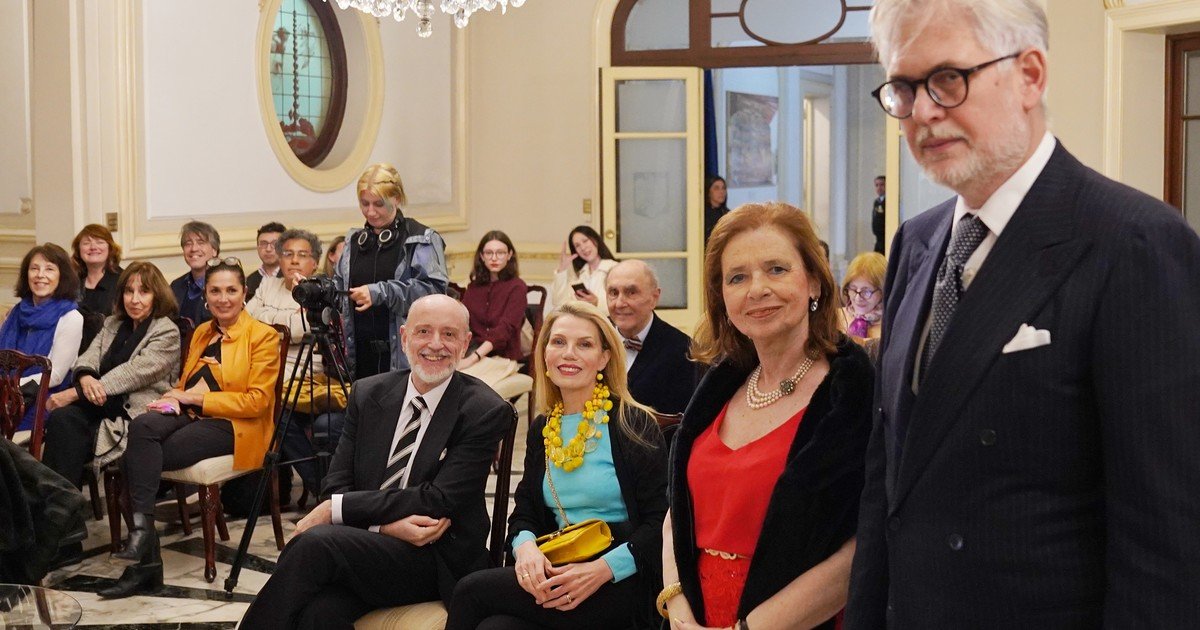 La escritora Alina Diaconú recibió un homenaje en la Embajada de Rumania a sus 80 años