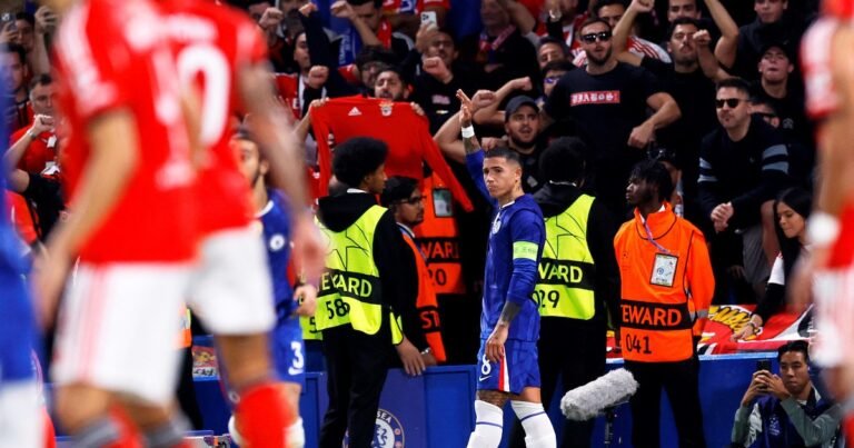 A Enzo Fernández le revolearon botellas los hinchas de Benfica en la cancha del Chelsea: la reacción de Mourinho