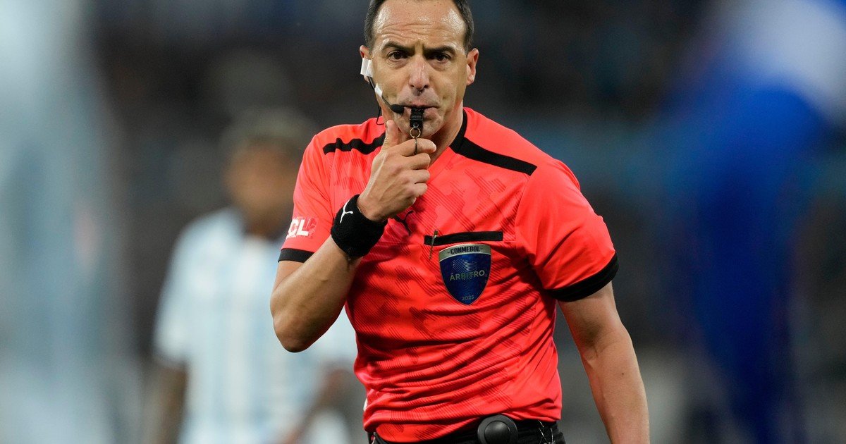 La genial broma viral de Mariano Closs al árbitro Ostojich en el relato del gol anulado a Vélez contra Racing por la Copa Libertadores