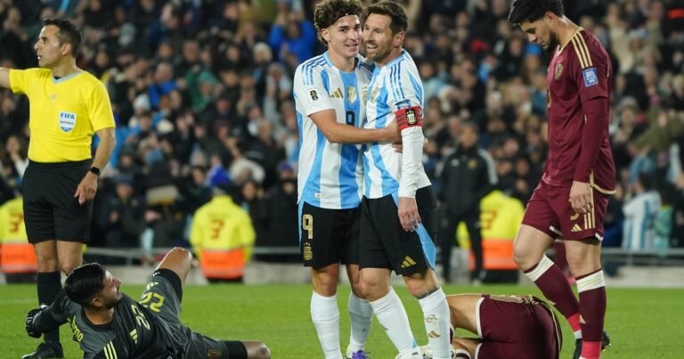 Un golazo de '10' de Lionel Messi en Argentina vs Venezuela para hacer estallar el Monumental: del pase quirúrgico de Paredes a la asistencia de Julián Álvarez