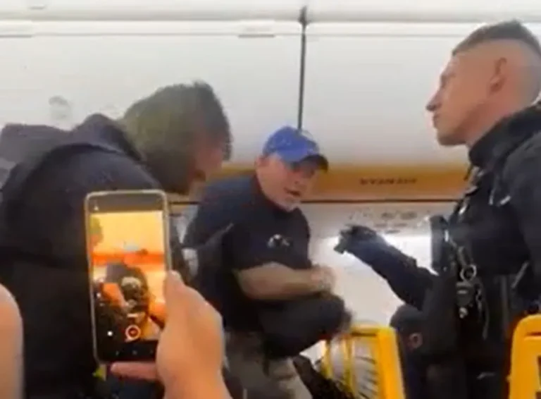 Terror en el aire: un vuelo fue desviado por el accionar peligroso de un pasajero ebrio