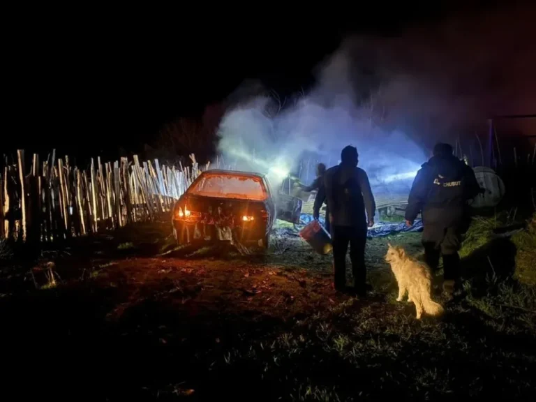 Intentaron incendiar un galpón y un auto: investigan un conflicto entre familias
