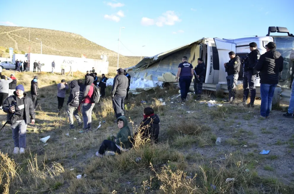 La mercadería del camión brasileño volcado fue reclamada por el propietario