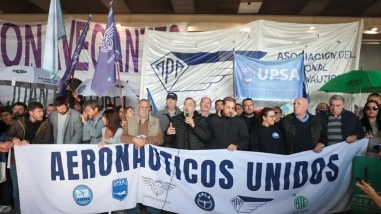 Aeronáuticos toman nuevas medidas de fuerza y peligran los vuelos en todo el país