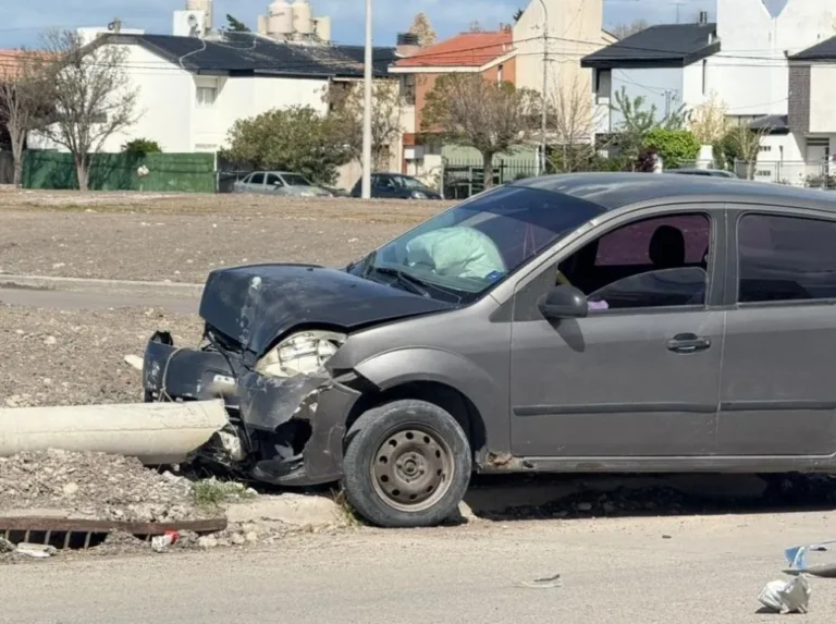 Una mujer terminó hospitalizada tras un fuerte choque en Trelew