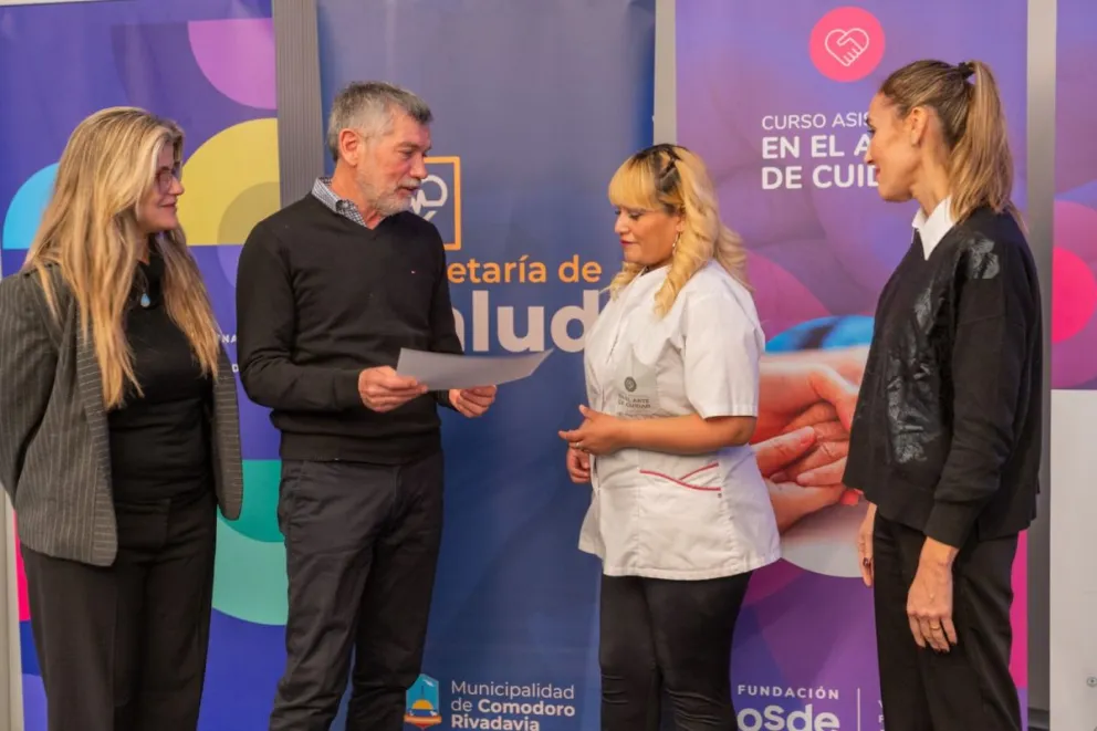 Finalizó la 104°edición del curso “El Arte de Cuidar” reconociendo a 32 nuevos cuidadores domiciliarios en Comodoro