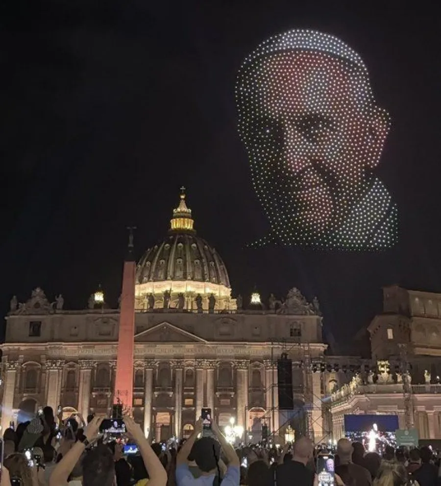 Miles de drones iluminaron el cielo del Vaticano en homenaje al papa Francisco