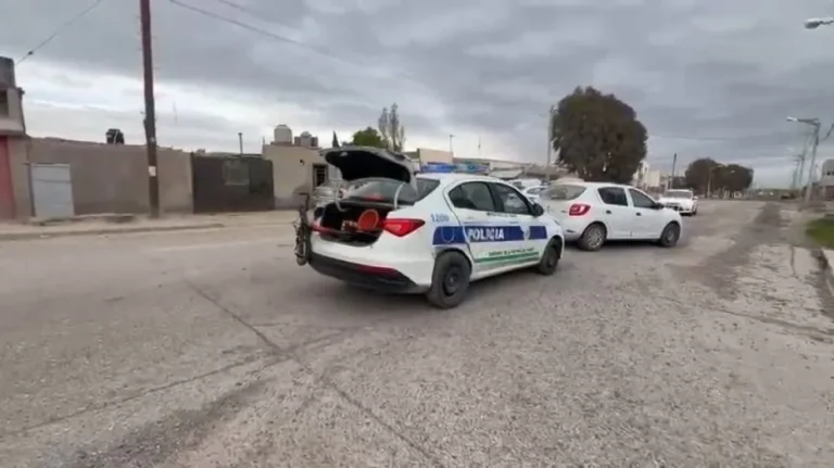 Ciclista de 35 años impactó contra un auto y fue trasladado al hospital