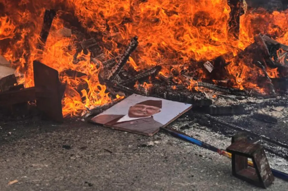 Nepal arde: bloquean redes, renuncia el primer ministro y hay 19 muertos