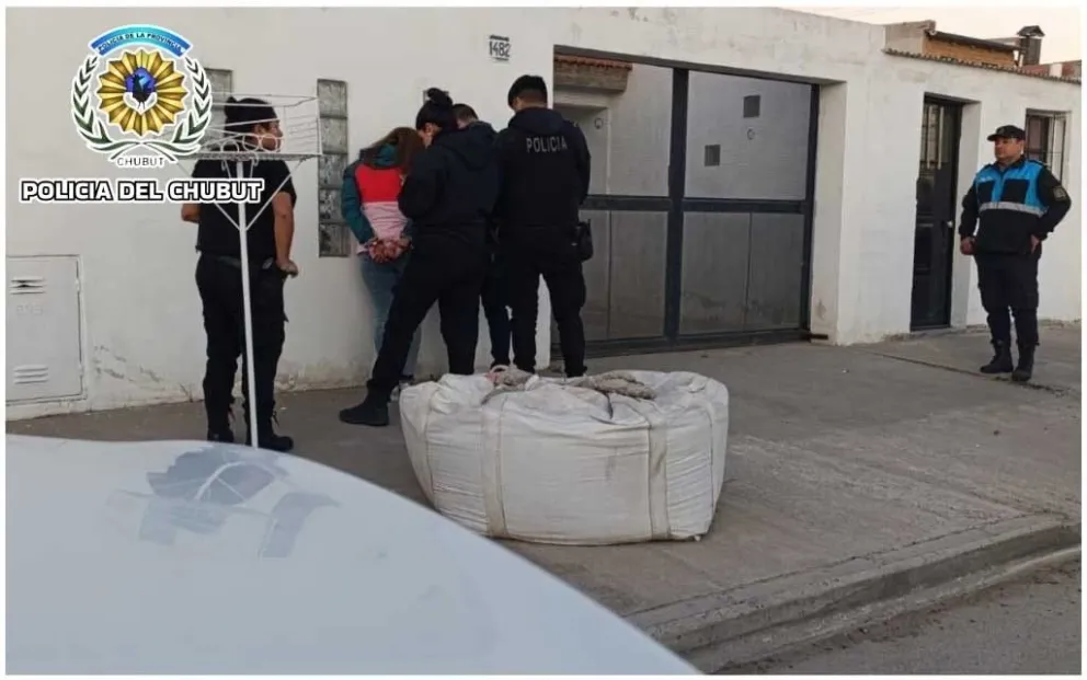 Pareja detenida tras robar un celular frente a supermercado