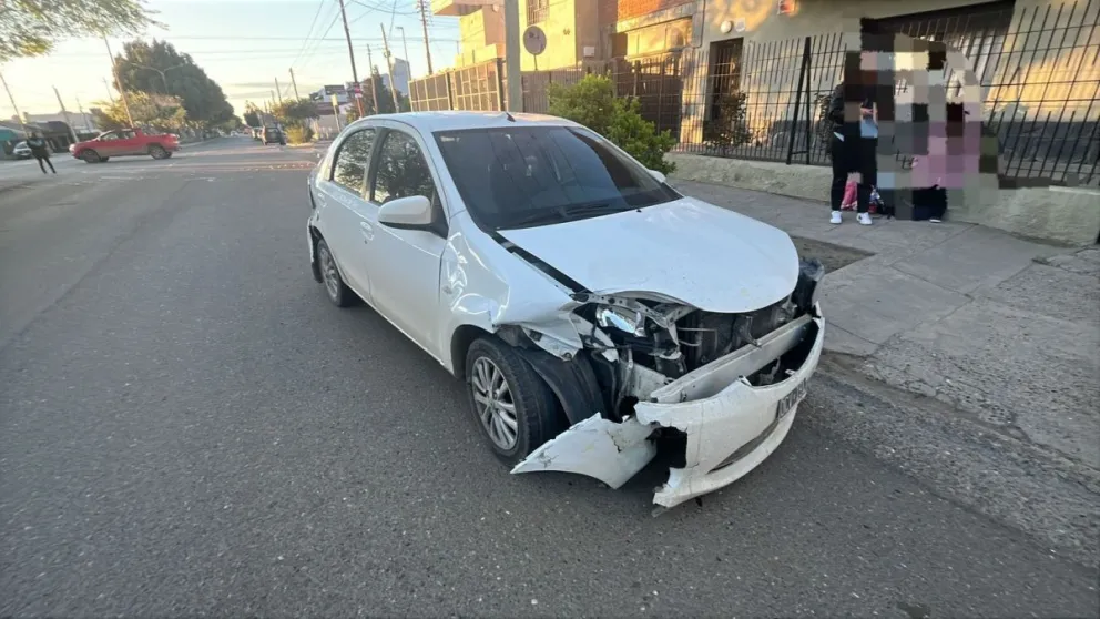 Choque entre un camión y un auto en avenida Polonia