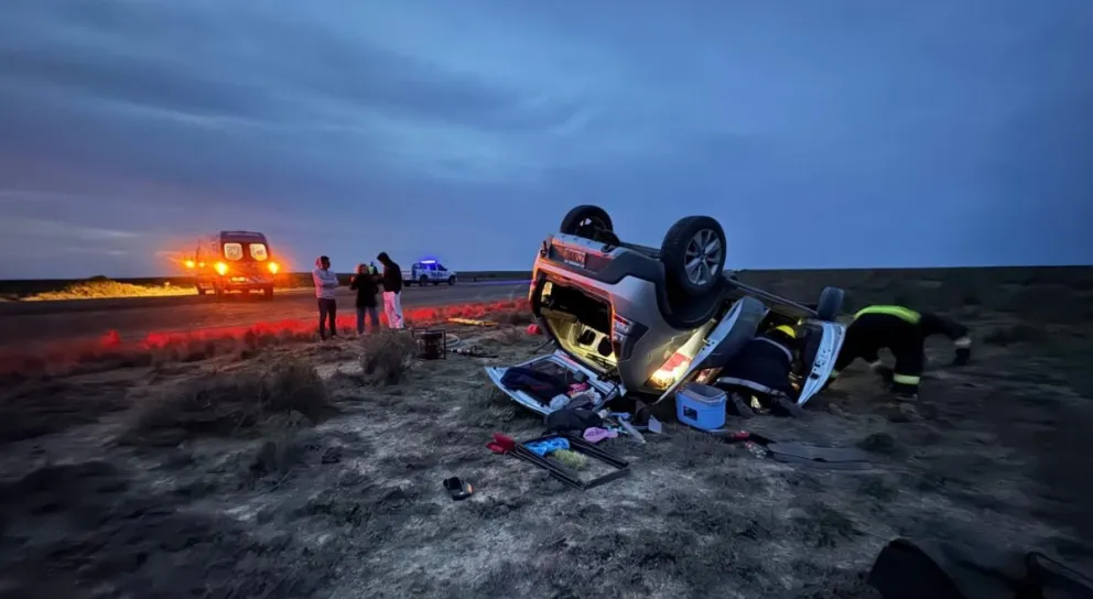 Un auto volcó y una persona quedó atrapada