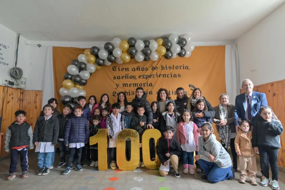 En su centenario Lago Blanco recibió tecnología y el anuncio de la construcción del nuevo Albergue Comunal