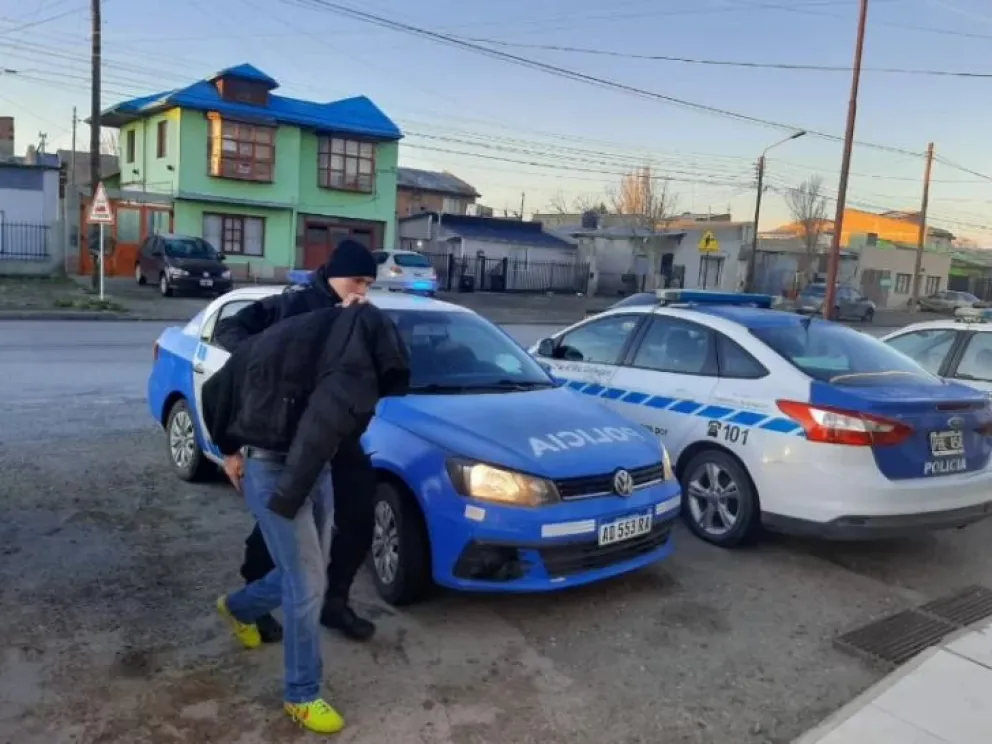 Intentó estrangular a su pareja y abrió las hornallas de gas para matarla