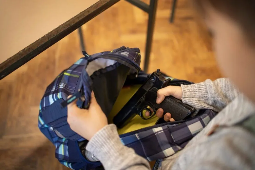 Un alumno de 12 años llevó el arma de su padre al colegio