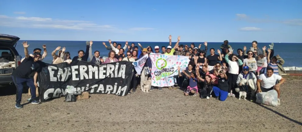 Más de 50 voluntarios limpiaron la playa de Km 4 en Comodoro