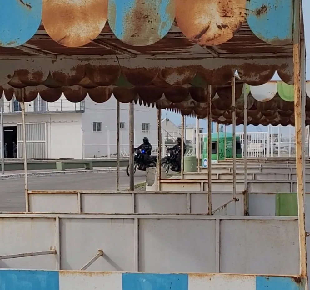 Utilizan puestos abandonados como “aguantaderos”