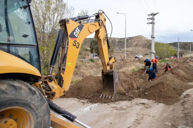 Avanzan obras de agua y cloaca en barrio Saavedra