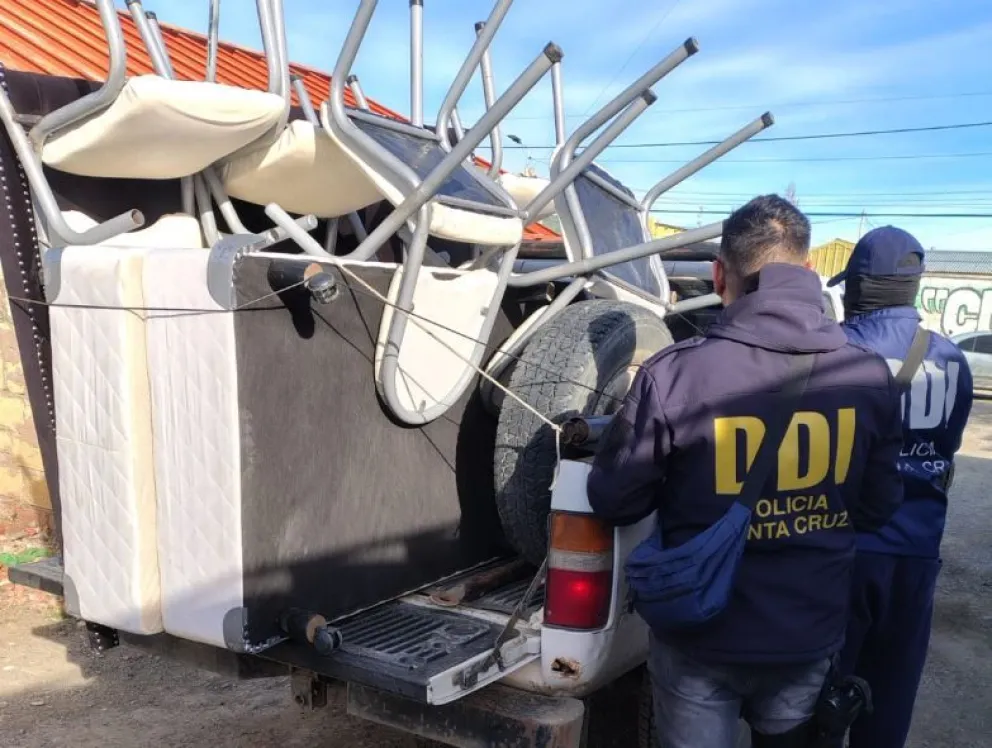 Recuperaron cama, sillas y hasta un espejo que robaron de una casa