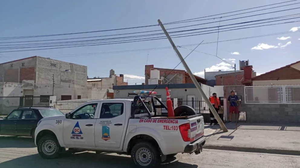 Fuertes vientos provocan caída de postes y daños en Comodoro Rivadavia