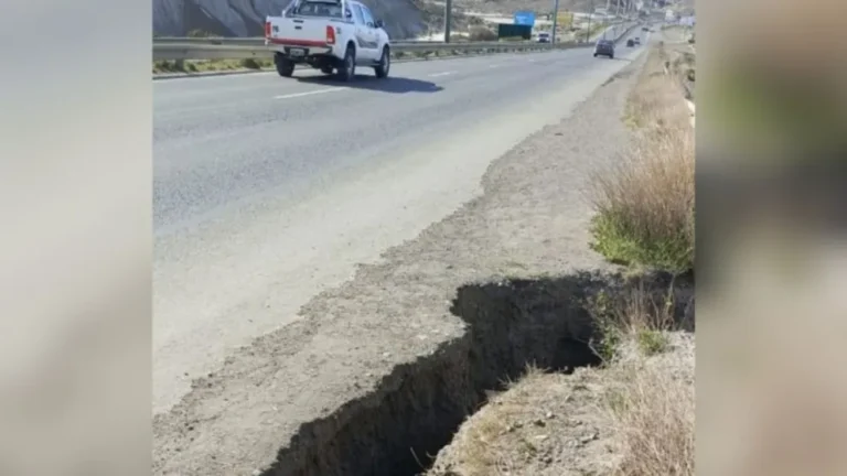 Peligroso socavón en la banquina de la ruta nacional 3