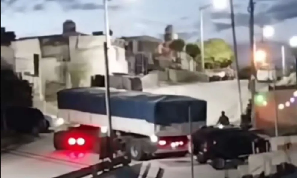 Un camión perdió el control y arrastró un auto hacia una vivienda