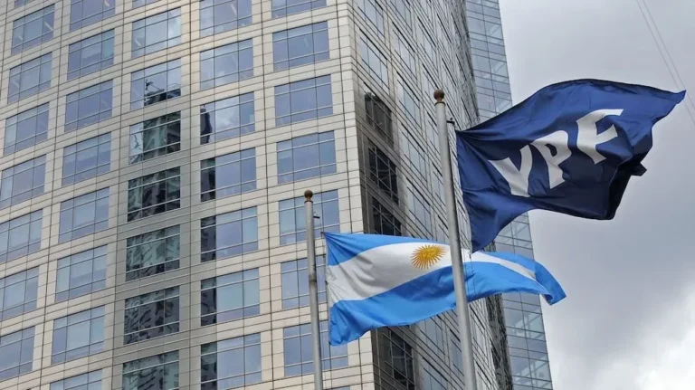 Argentina apela para frenar la entrega del 51% de YPF en EE.UU.