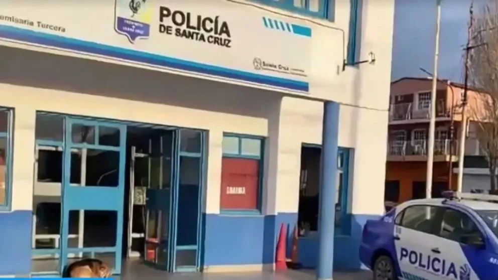 Lo acusaron de abusar de una menor de edad, casi lo linchan y se refugió en una comisaría