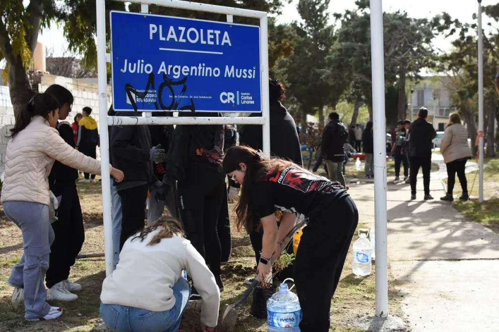 Estudiantes de las Escuelas 723 y 743 plantaron árboles en la plazoleta Julio Mussi