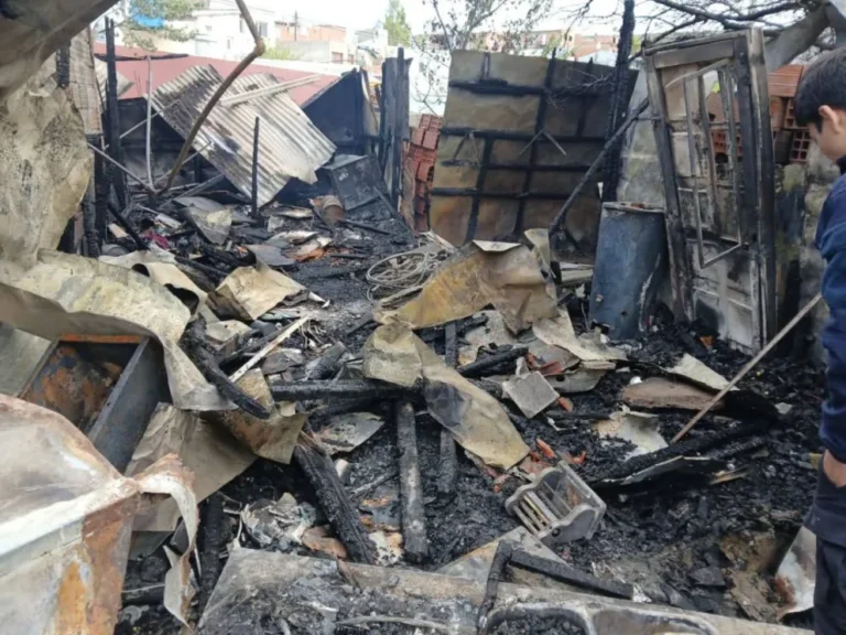 Incendio intencional en Quirno Costa: “Si hubiéramos estado adentro, no salíamos”