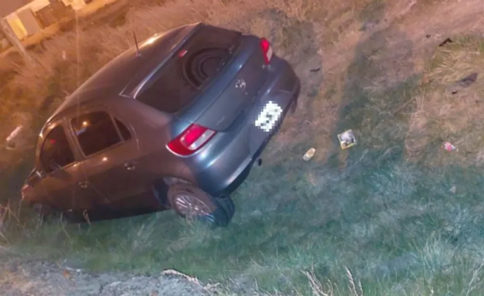 Conductor despistó al pasar por un charco y cayó en un canal pluvial