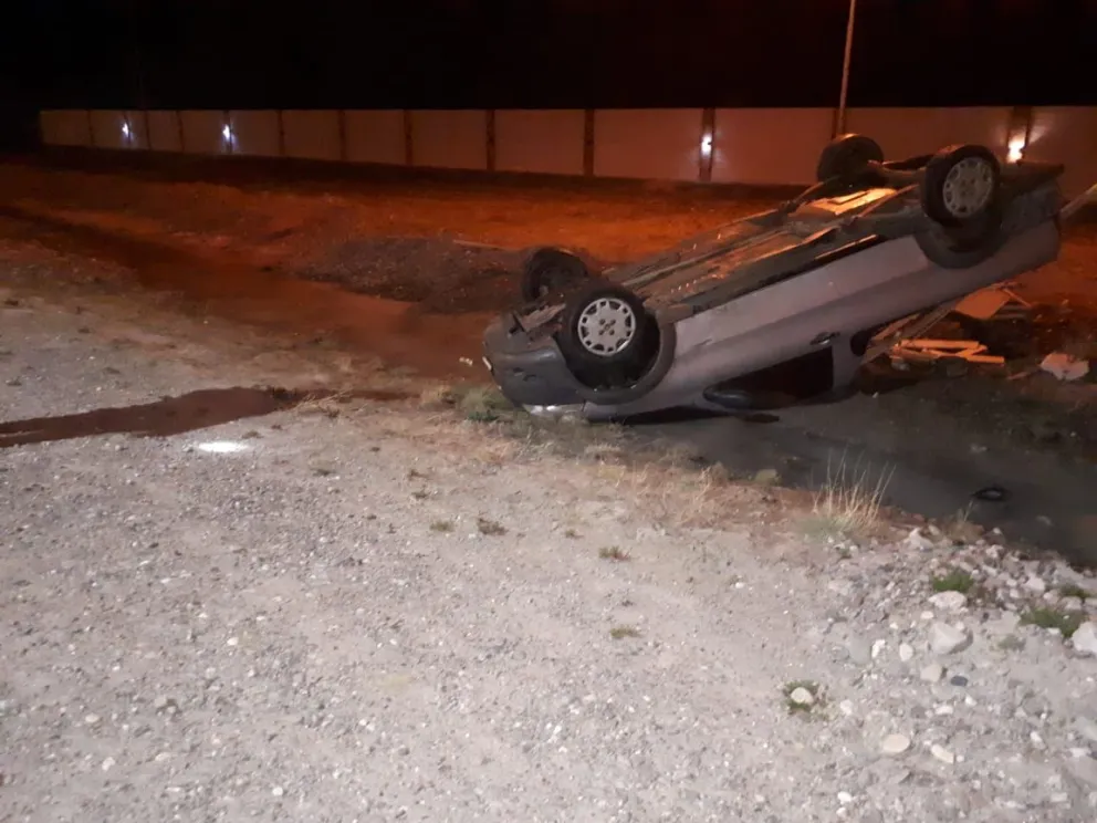 Vuelco frente al Cementerio de Gobernador Gregores