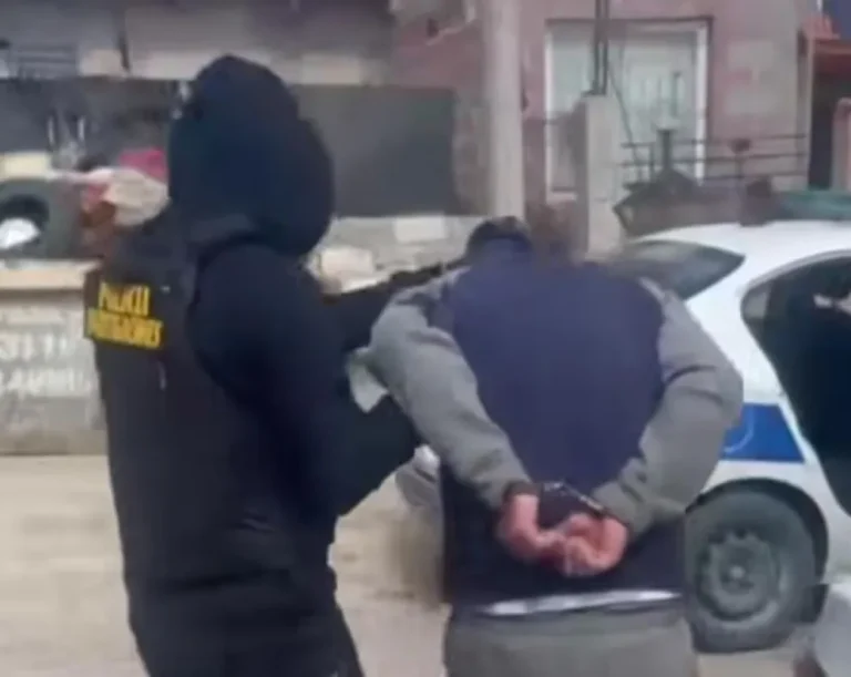 Le negó un plato de comida y le partió la cabeza con un caño de gas