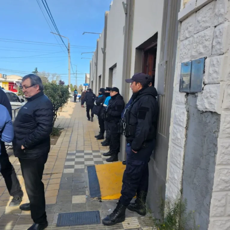 Por la luz, vecinos de Rawson tomaron el Concejo