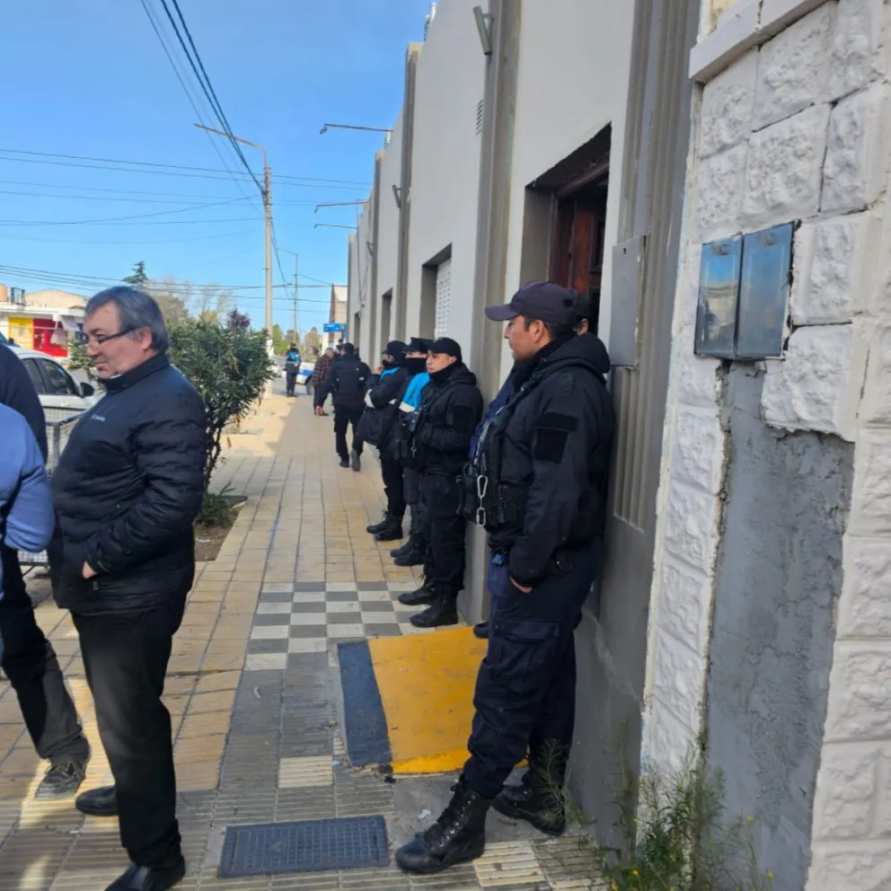 Por la luz, vecinos de Rawson tomaron el Concejo