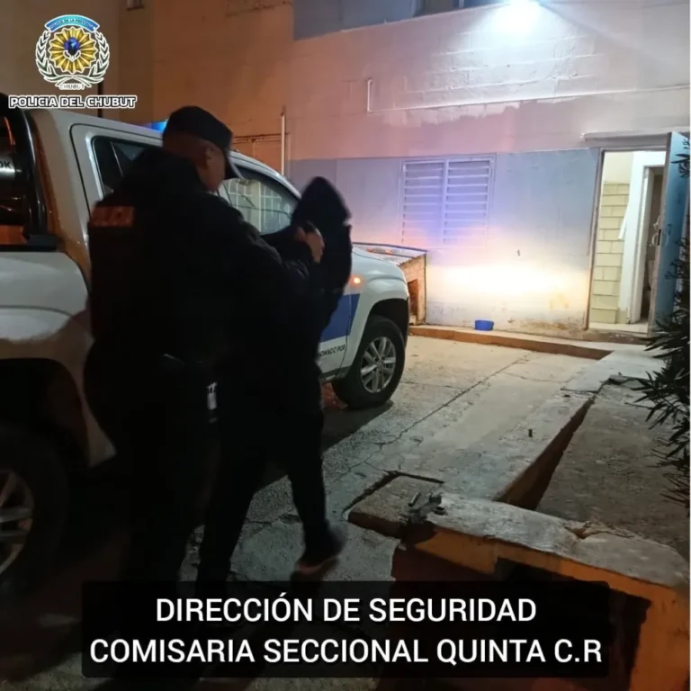 Violenta agresión: un hombre atacó a su anfitrión y terminó detenido