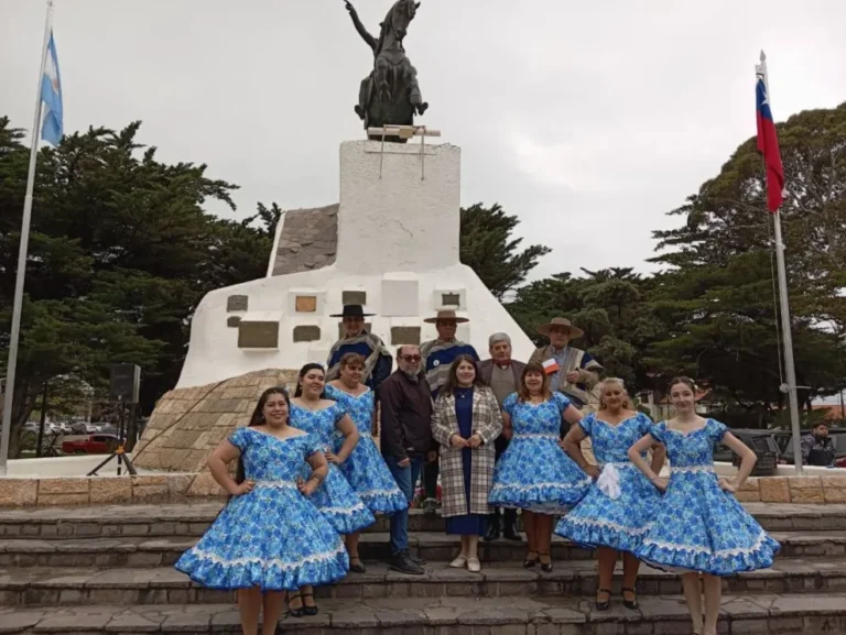 La comunidad chilena inició sus festejos patrios frente al monumento del libertidor