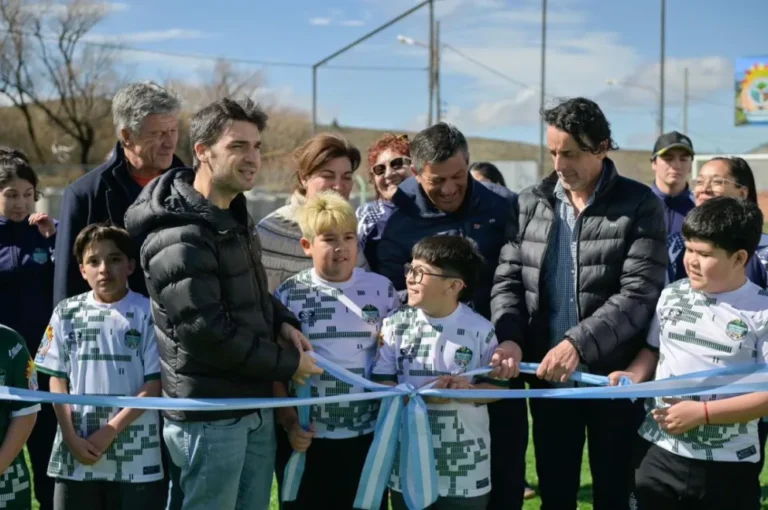 Torres inauguró la primera Estación de Telemedicina y una cancha de césped sintético en Río Pico