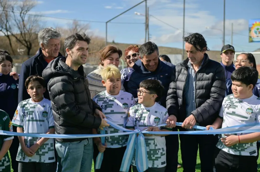 Torres inauguró la primera Estación de Telemedicina y una cancha de césped sintético en Río Pico