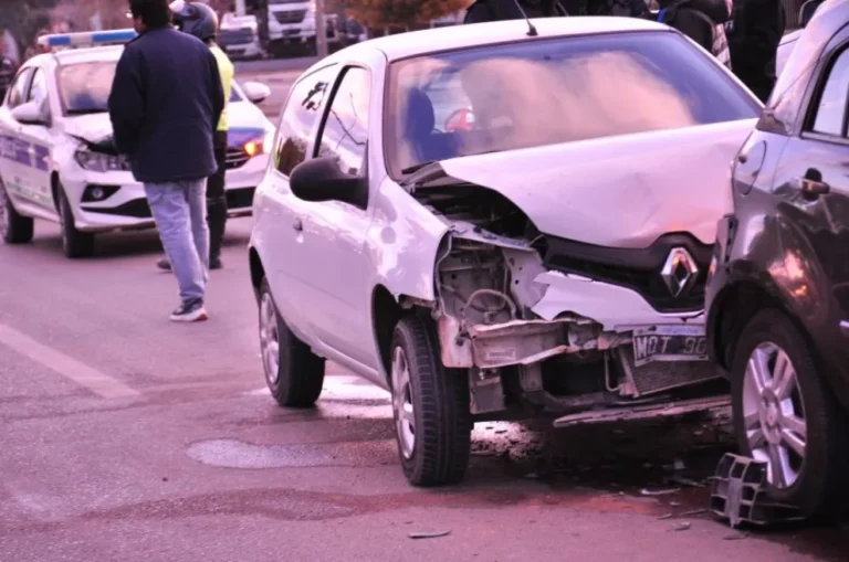 El choque en cadena de Yrigoyen y EEUU dejó un conductor con traumatismos en la cabeza