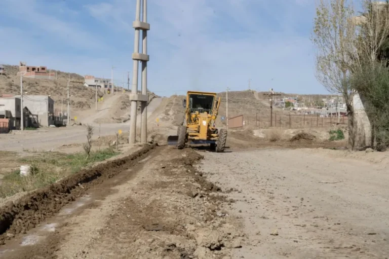 Refuerzan trabajos viales en barrios clave de Comodoro
