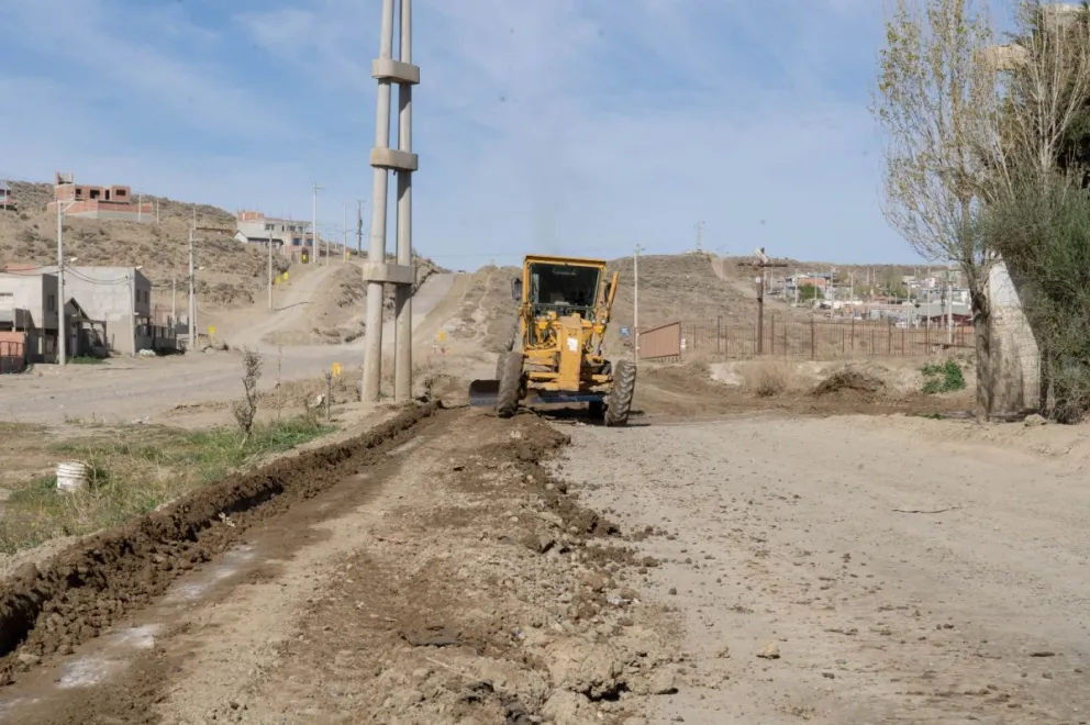Refuerzan trabajos viales en barrios clave de Comodoro