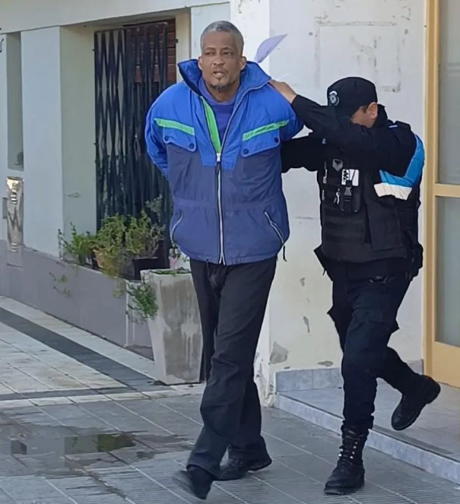 Le prohibieron salir de la ciudad al hombre que se atrincheró con sus hijos