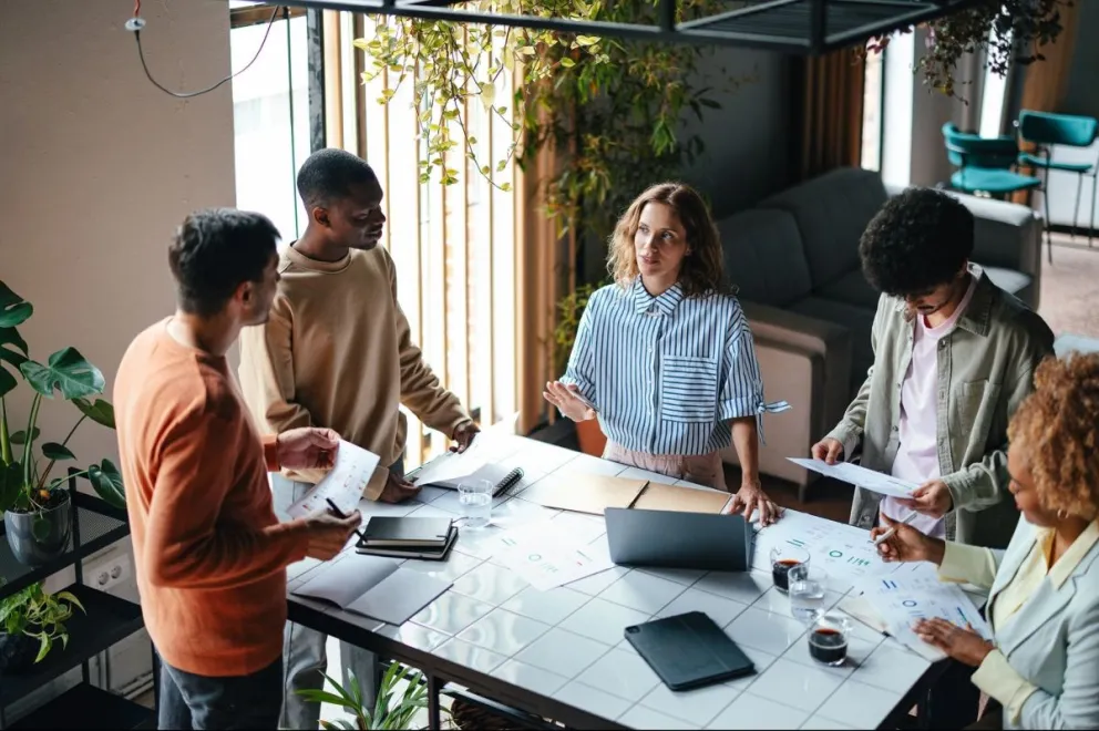 Generación Z: los nativos digitales que rescatan costumbres de sus abuelos