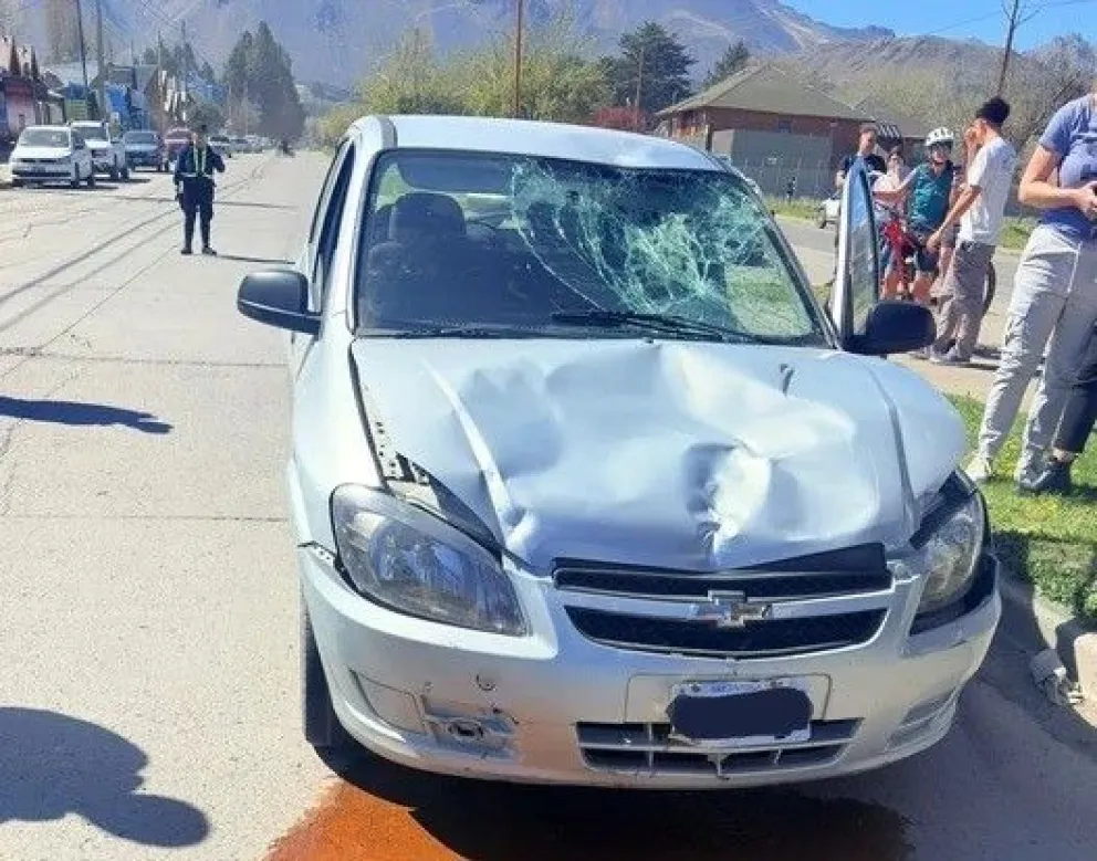 Colisión entre auto y moto: dos heridos y un vehículo secuestrado