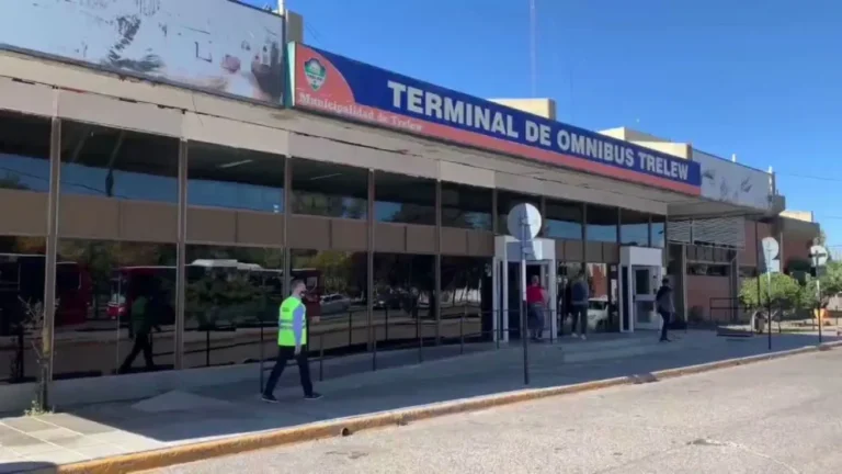 Trelew: empresas de colectivo denuncian ataques en la ruta y vandalismo